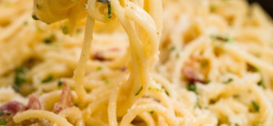 How to cook carbonara sauce?