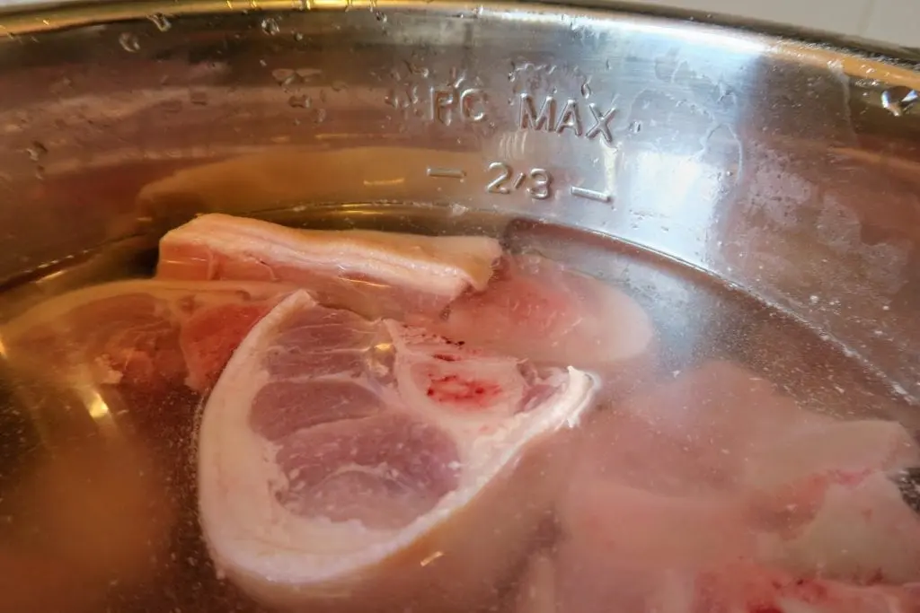 How to cook pork jellied meat in a pressure cooker?