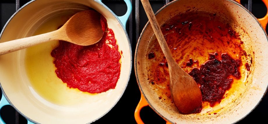 How to cook tomato paste?