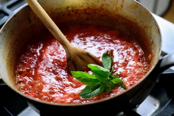 How to cook tomato sauce?