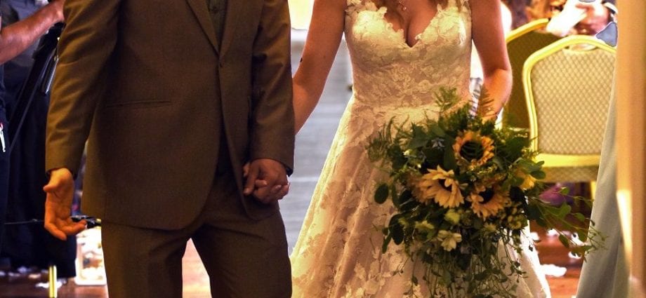 In Britain, newlyweds fed wedding guests with waste