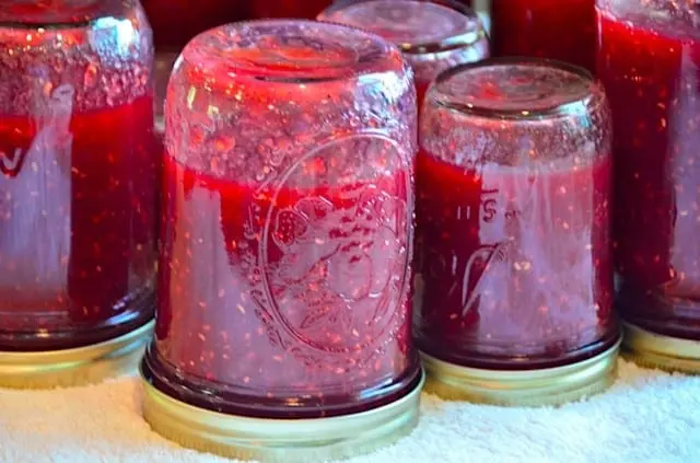 In which jars should the jam be poured?