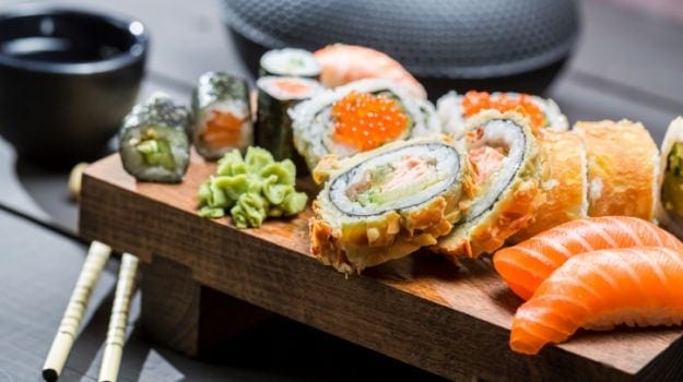 هل يستحق تناول السوشي: كل الإيجابيات والسلبيات