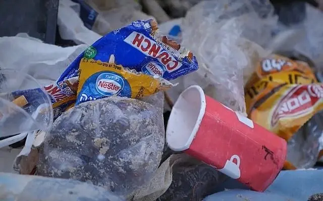 Israel banned from bringing plastic dishes to the beach