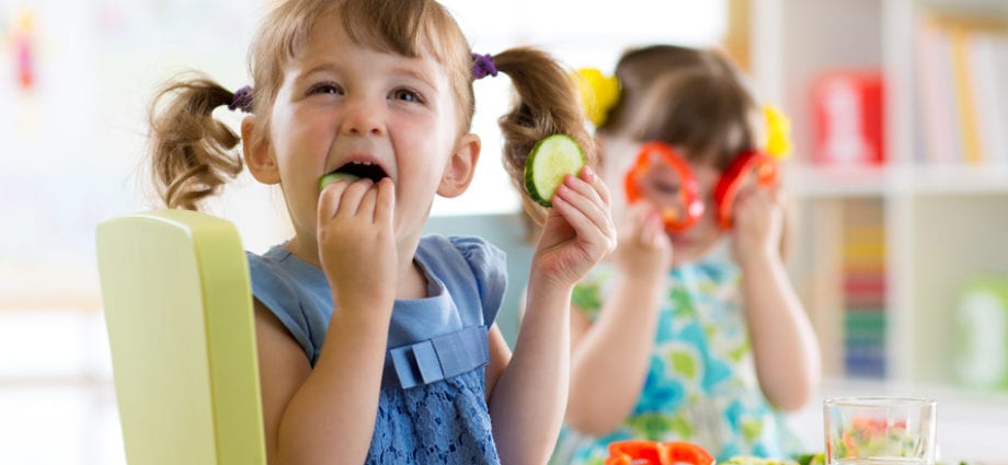 Lär ett barn att äta självständigt: vad ska vara i kylen