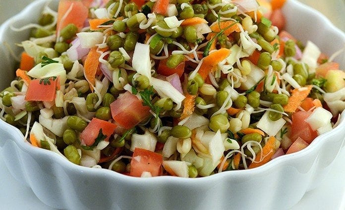 Salad sayuran dengan tauge kacang hijau