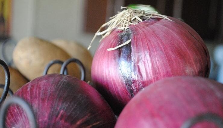 TOP 5 reasons to eat a red onion