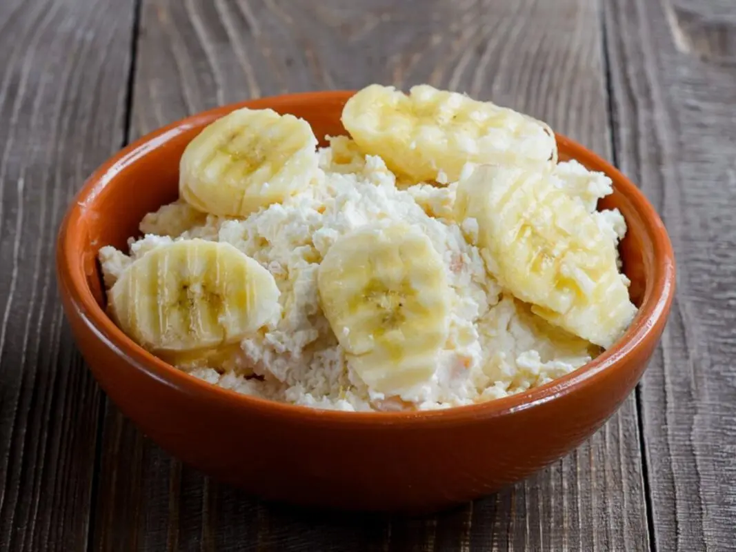 Baked cottage cheese with bananas