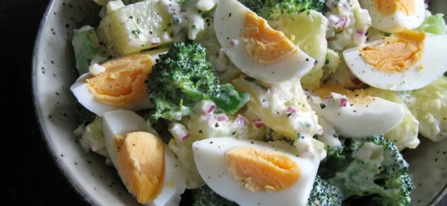 Broccoli with egg and sour cream