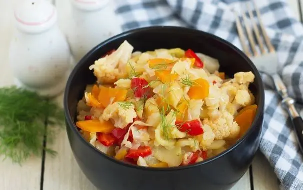 Cabbage stewed with zucchini