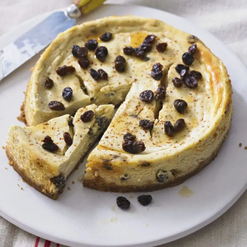 Cheesecakes with raisins in the oven