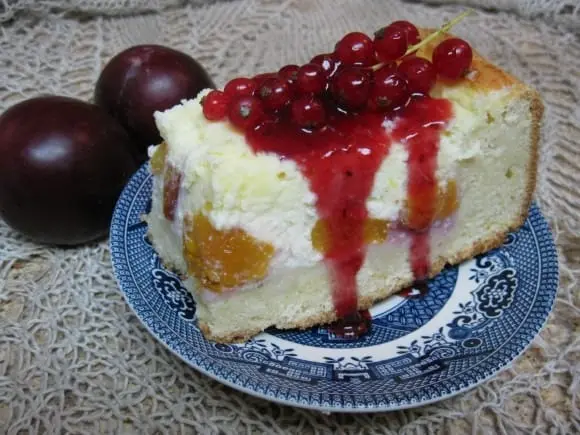 Cottage cheese cake with plums