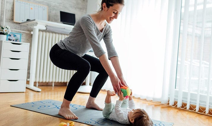 Вежбе „Мама + беба“ код куће