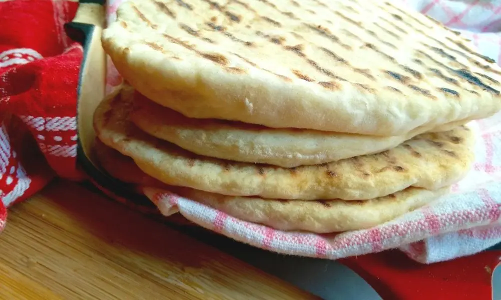 Homemade yeast-free pita bread