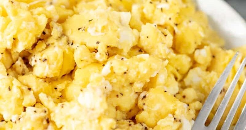 How to cook scrambled eggs