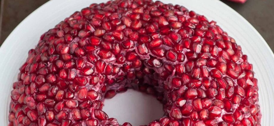 How to make a Pomegranate bracelet salad