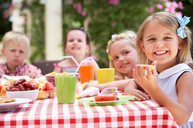 Vi drar på besøk med barn: regler for god smak