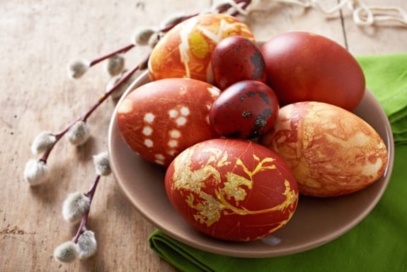 We paint eggs for Easter: natural approach