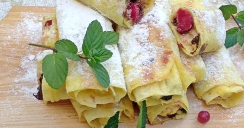 Lavash roll with cottage cheese and berries