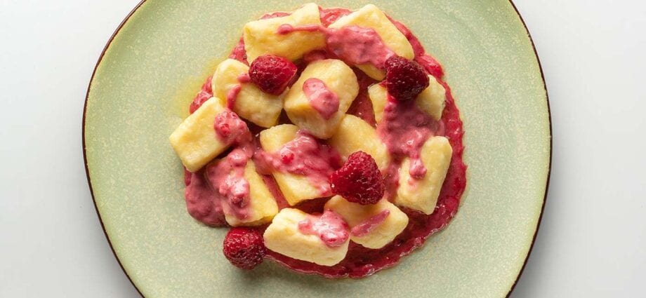 Lazy dumplings with raspberries