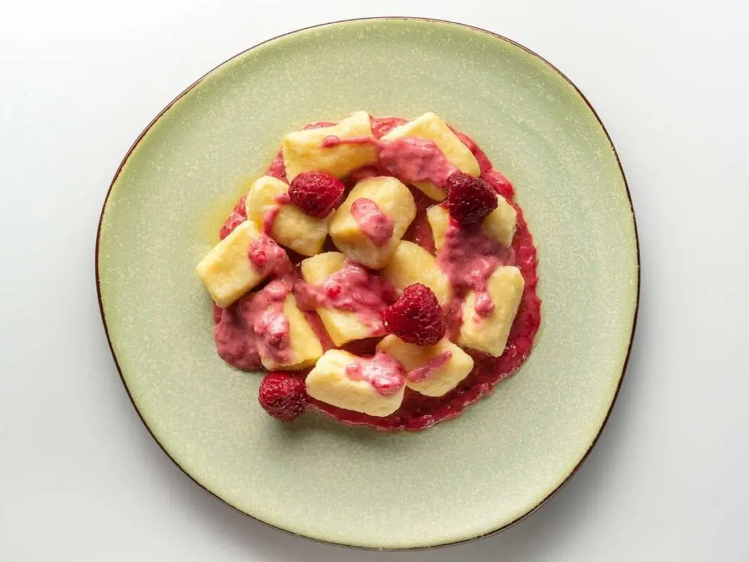 Lazy dumplings with raspberries