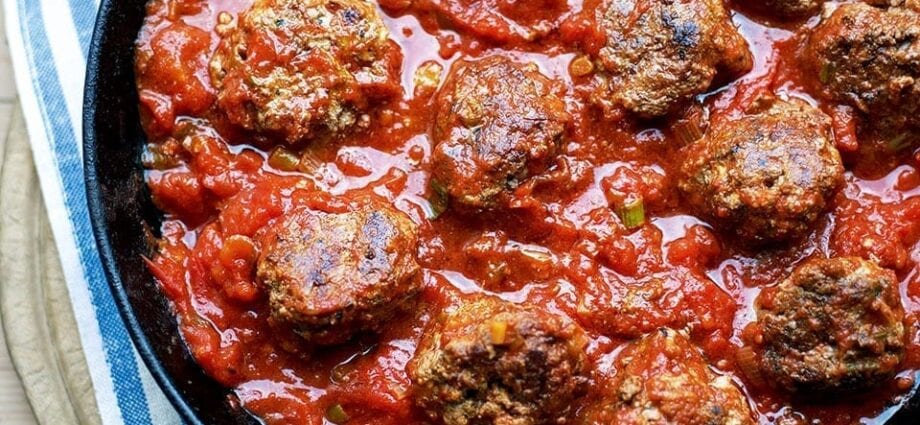 Meat meatballs in tomato sauce