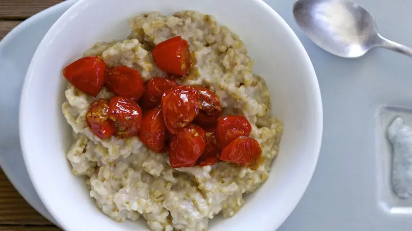 Oatmeal with tomato