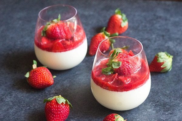 Pannocota with strawberries