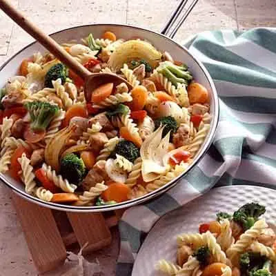 Pasta with poultry and vegetables