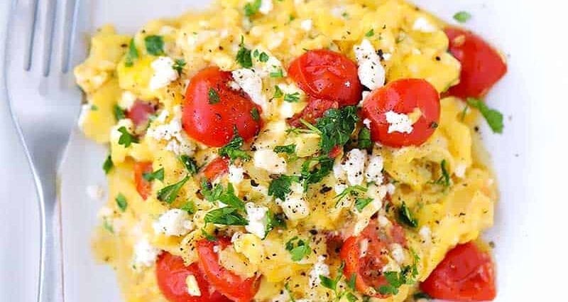 Scrambled eggs of 2 eggs with tomatoes and cheese