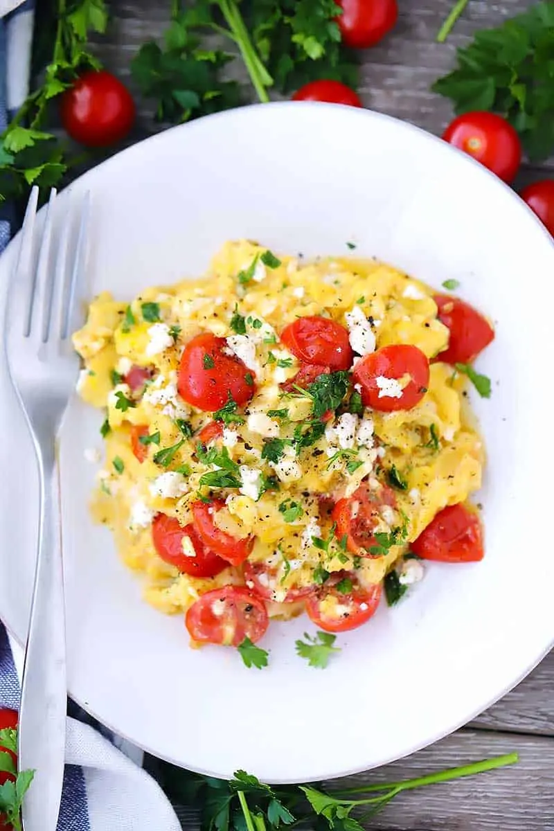 Scrambled eggs of 2 eggs with tomatoes and cheese