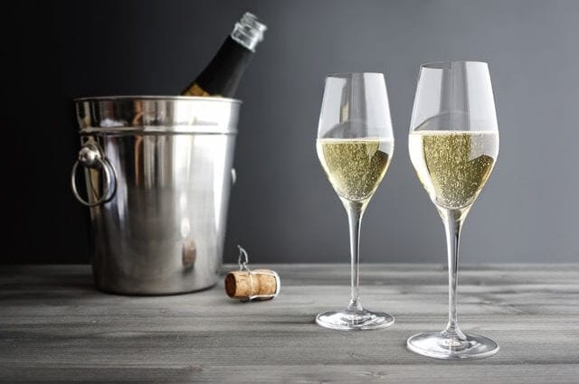 Champagne: sparkling holiday in a glass, the history of the drink and its types