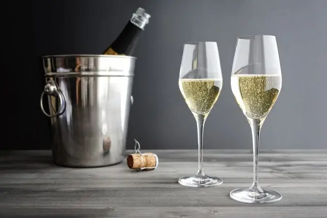 Champagne: sparkling holiday in a glass, the history of the drink and its types