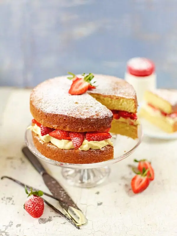 Sponge cake with cream