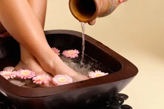 Taking care of the legs: baths at home