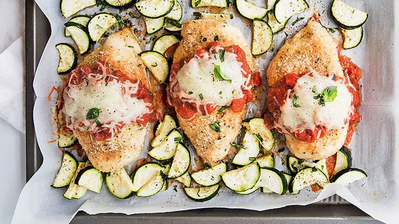 Zucchini with chicken in the oven