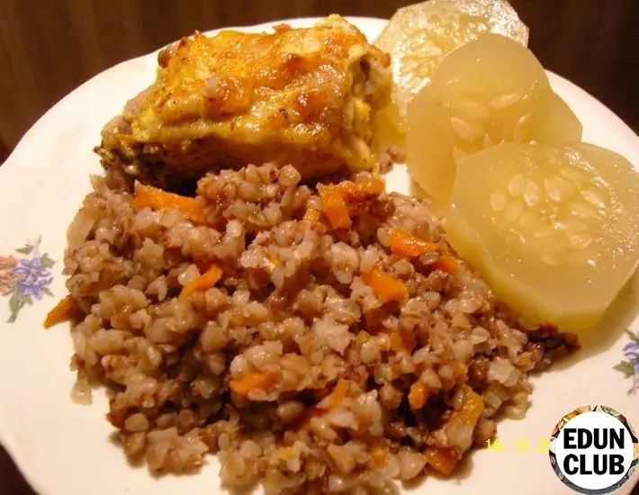 Buckwheat porridge with chicken goulash