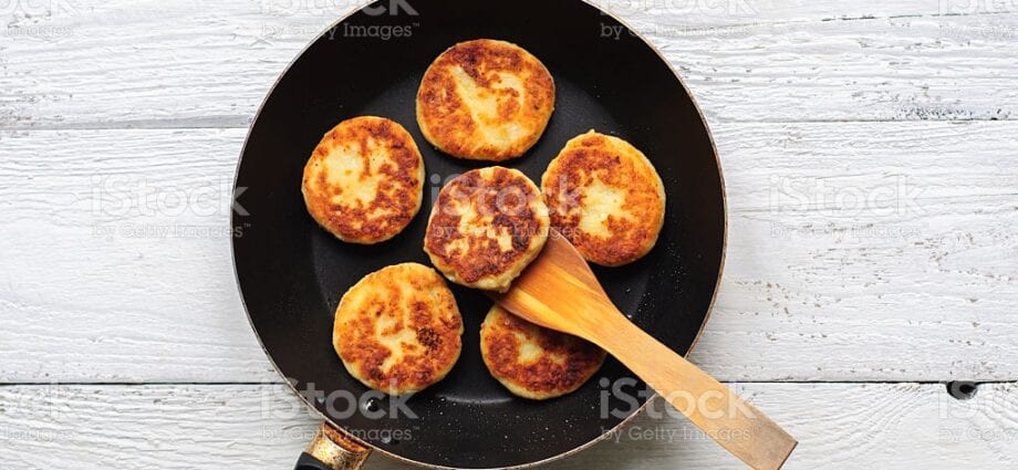 Cottage cheese cake in a frying pan