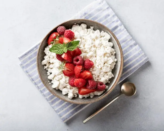 Cottage cheese casserole with berries (light).