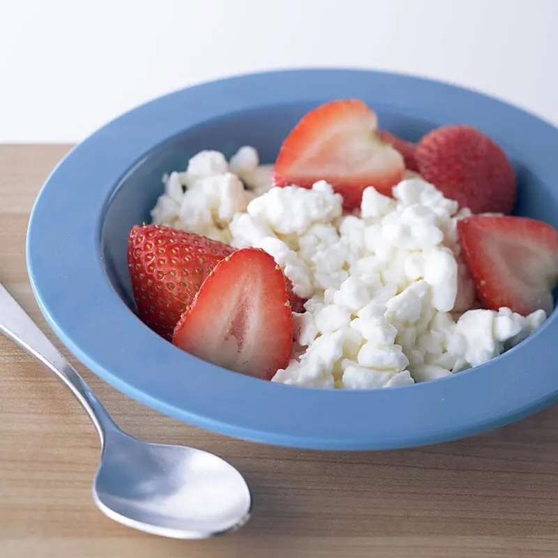 Cottage cheese with strawberries