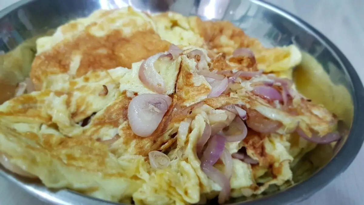 Fried eggs with onions
