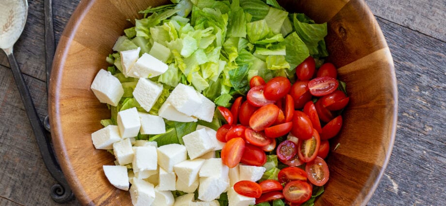 Groene salade met kaas en tomaten