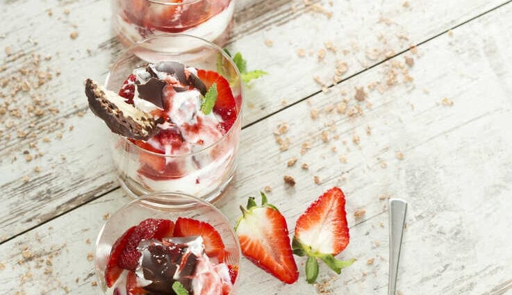 Marshmallow curd with strawberries