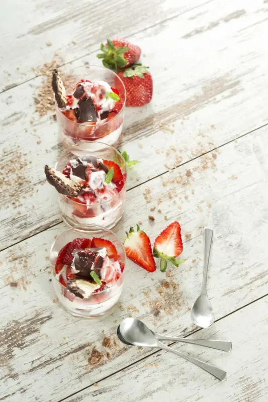 Marshmallow curd with strawberries