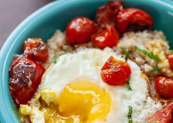 Oatmeal with cheese and tomato