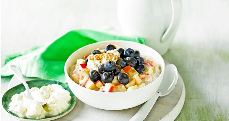 Oatmeal with soft cottage cheese and apple