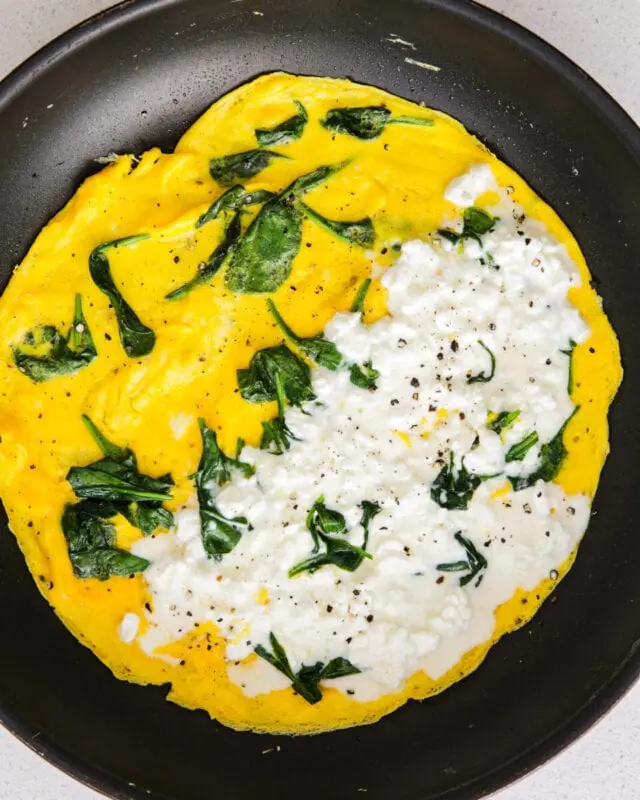 Omelet with cottage cheese and spinach