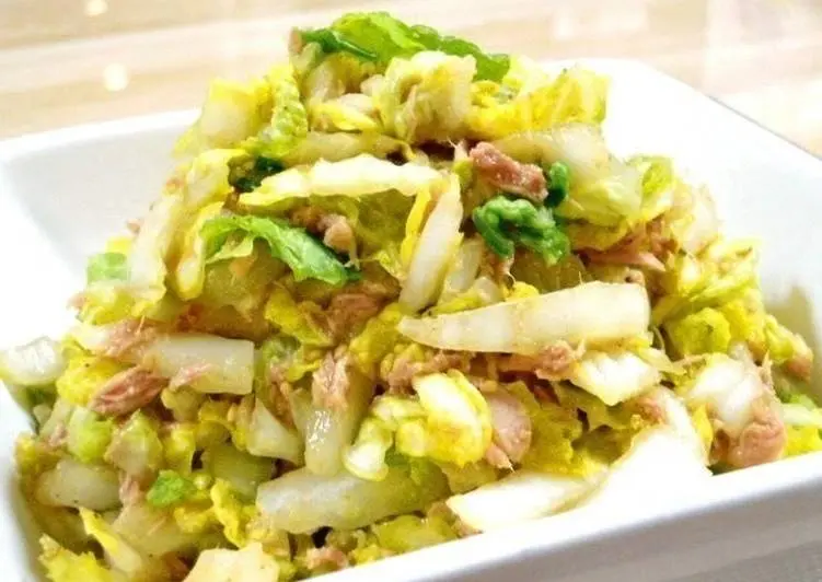 Peking cabbage and tuna salad