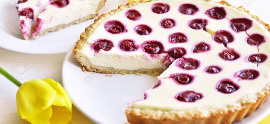 Pie with cottage cheese and cherries