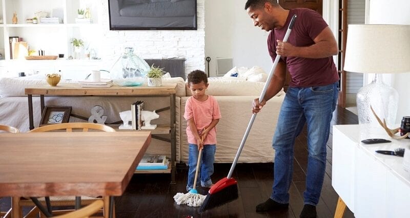 Curățare sigură: cum să păstrezi o casă curată cu copii mici
